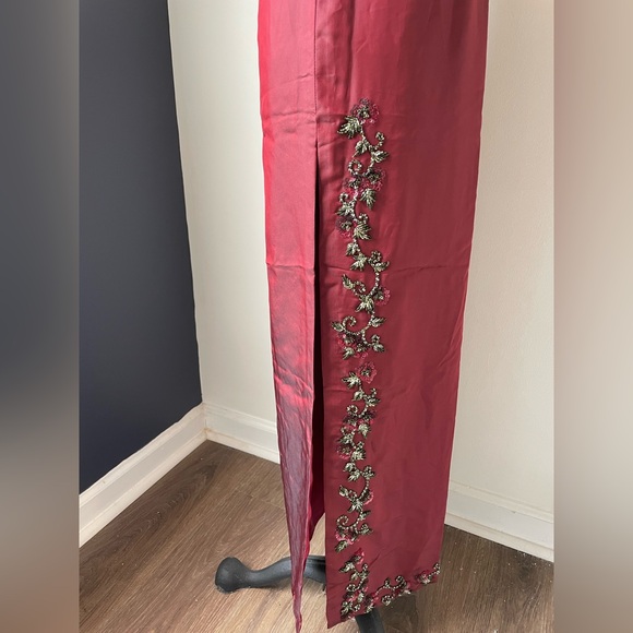 Modernized Cheongsam Qipo with low collar and leg slits with hand beading - Picture 4 of 8